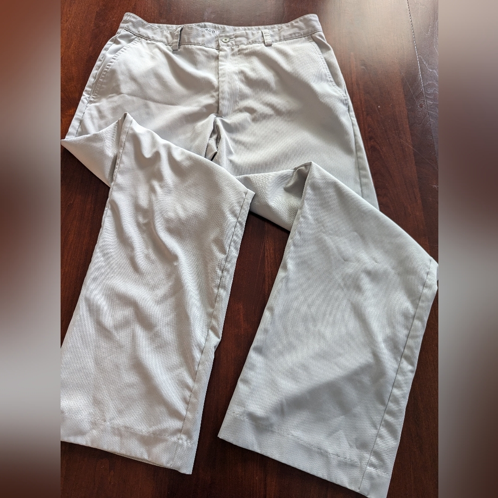Men's Izod Golf lightweight pants, size 32/30, light gray